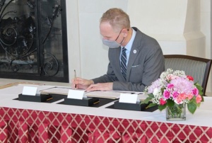 布鲁斯·本森医生在签名