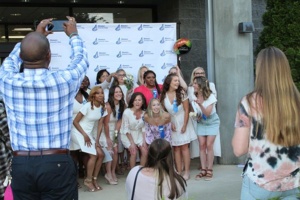 5月14日，护理副学士毕业生在校园内举行户外别针仪式后，愉快地合影留念。