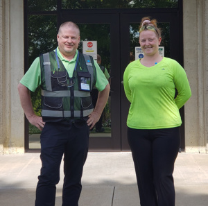 艾米丽·阿德金斯和维修经理杰夫·埃斯特斯在惠特的RegO工厂外面。