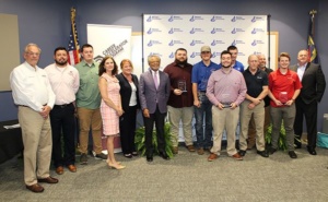 Fairystone Fabrics总裁吉姆•布莱恩;Chris Rojos, Fairystone Fabrics;贾斯汀Padmos学徒;Kathryn casteles，学徒NC;Angela Bost博士，ABSS副主管;Algie Gatewood博士，ACC主席;特雷弗•科菲学徒;岁的沃克,学徒;加布雷丁,学徒;瑞恩•伍兹学徒; Benjamin Barr, apprentice; and business partner officials.