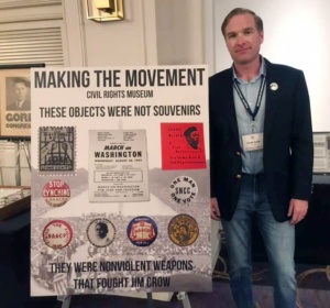 ACC的大卫·克兰今年夏天在田纳西州的纳什维尔，他在美国政治物品收藏者全国大会上展示了他的展览。